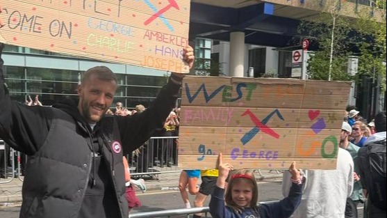 Tomas Soucek supports London Marathon runners