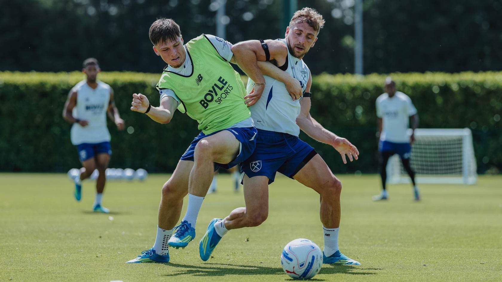 Ollie Scarles battles with Jarrod Bowen