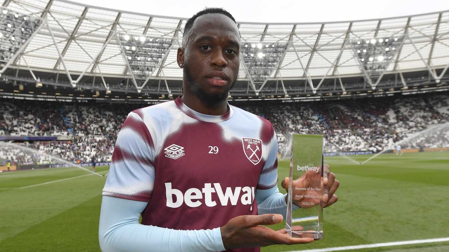 Aaron Wan-Bissaka with the Hammer of the Year award